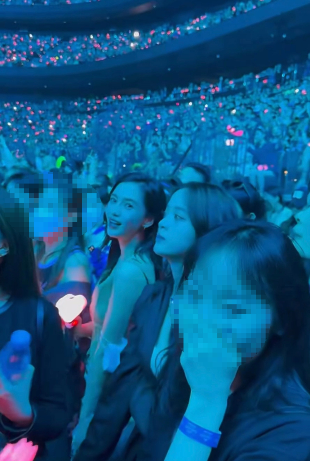 有同Angelababy睇同一場演唱會嘅網民喺網上晒出喺Baby睇緊演唱會嘅影片,歐陽娜娜同Baby一齊睇