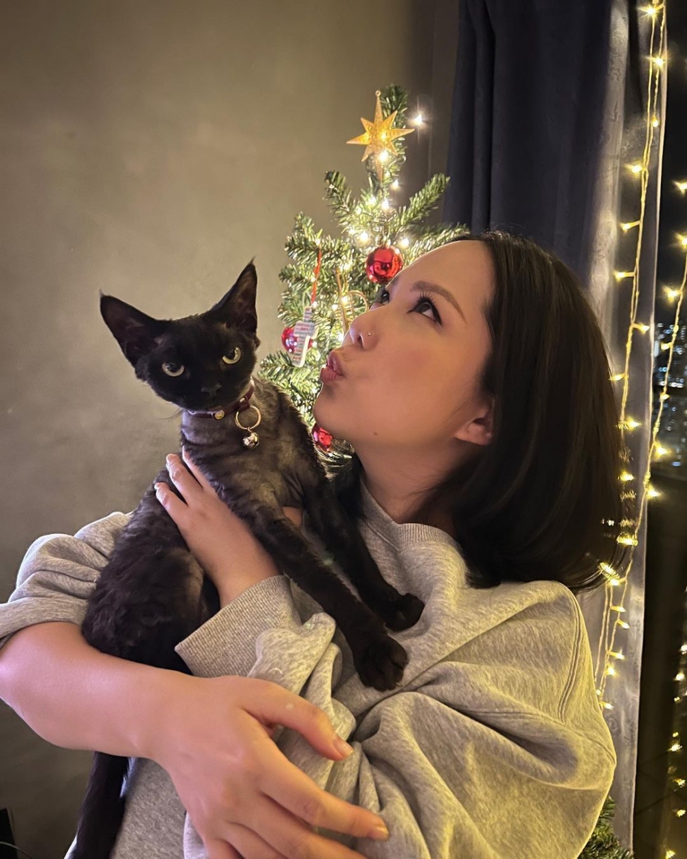 衛蘭自細喺英文環境長大，出道之前中文麻麻。