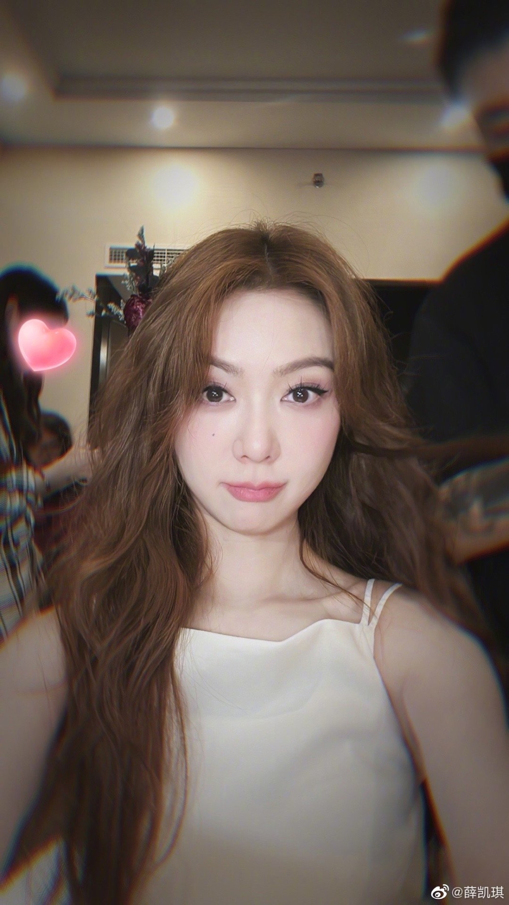 雖然網民經常指Fiona「變臉」，Fiona都似乎唔在意，喺佢嘅社交網站依然有好多相明顯加咗filter。 