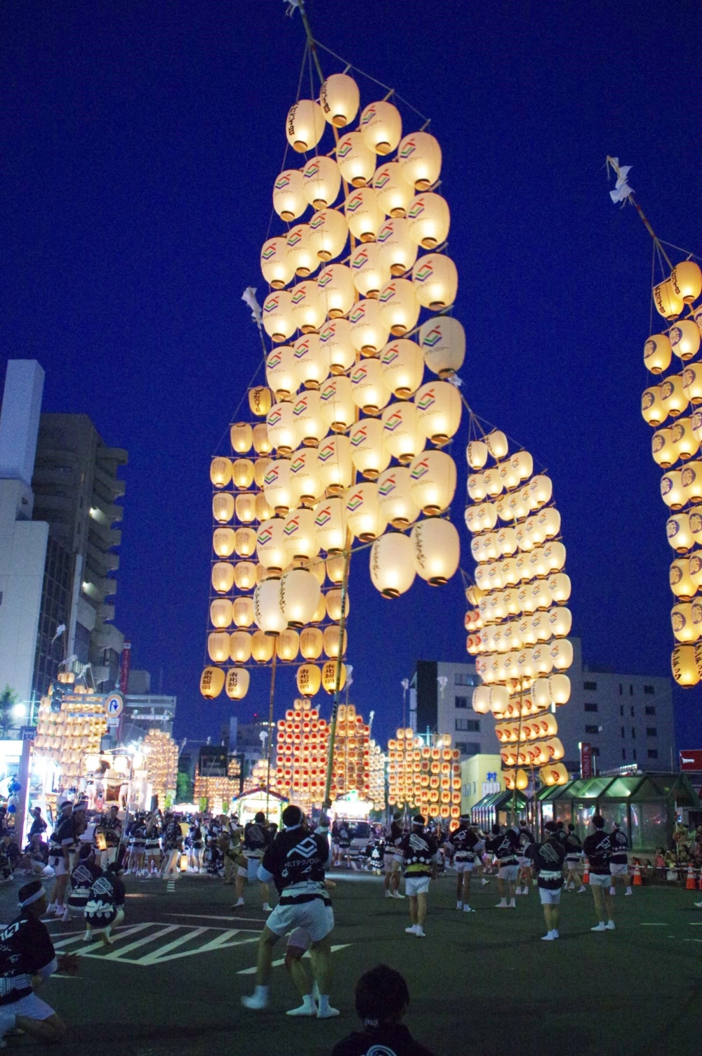 竹竿最多可掛上46個燈籠，最大的竿燈高達12公尺、重達50kg！