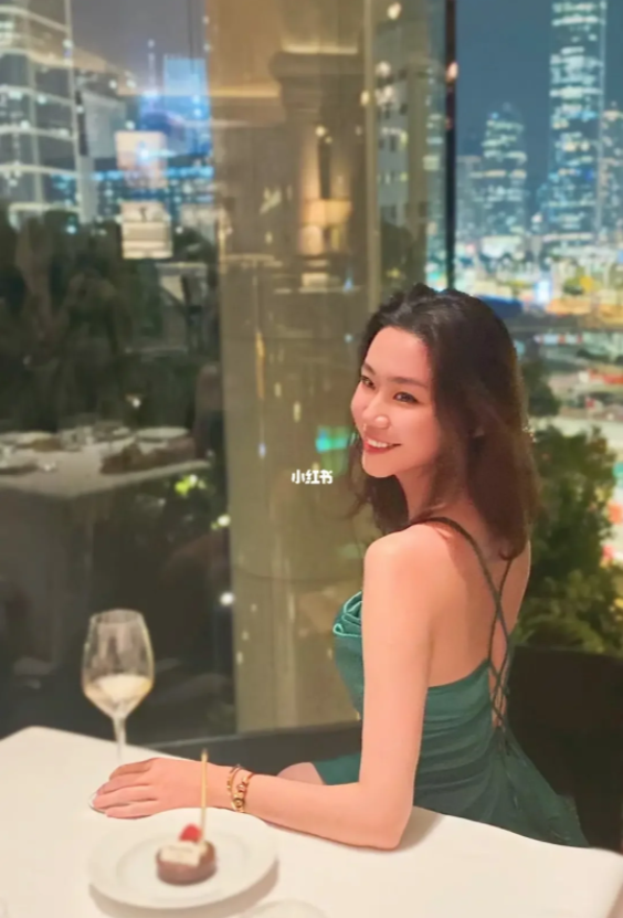 翻睇佢嘅個人簡介，Cecilia曾就讀於香港科技大學、耶魯大學、法國頂尖商學院之一嘅ESSEC（高等經濟商業學院）