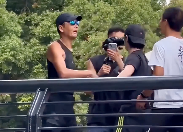 亦有網民影到發哥對住鏡頭耍手擰頭，疑似拒絕拍攝