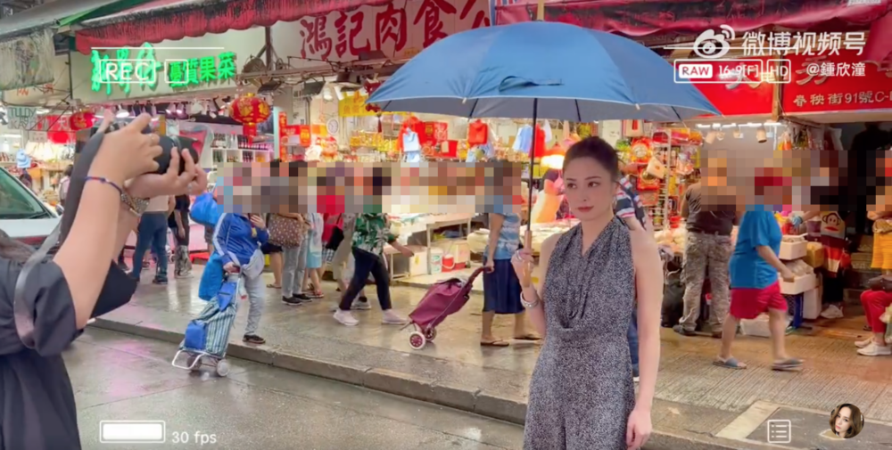 阿嬌去咗街市影相，佢著住一條露背長裙，性感大方