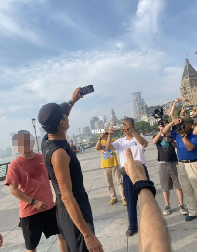 有網友拎住手機邊跑邊影發哥