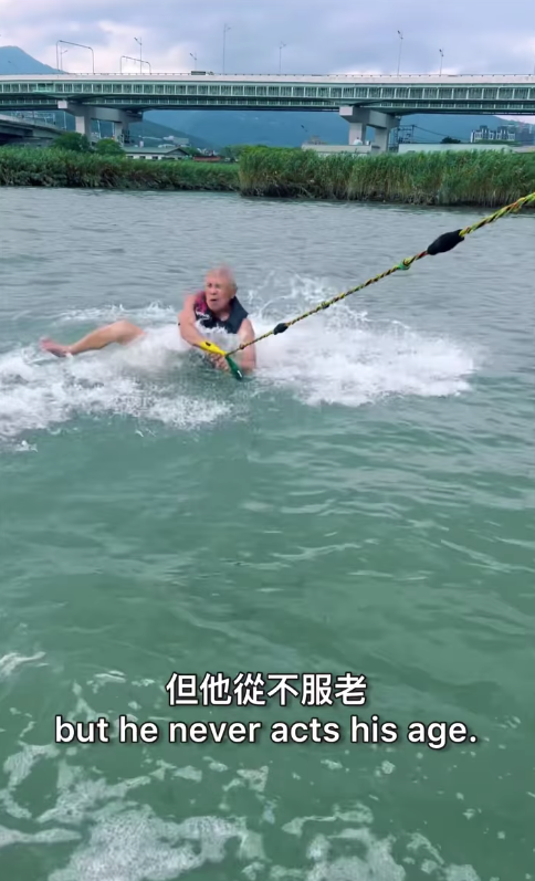 Kimberly近日喺IG晒出80歲爸爸學習滑水嘅影片，掀起熱議。 