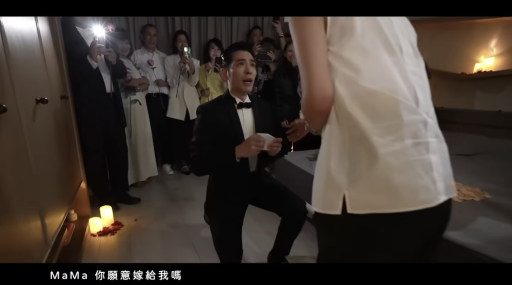 台灣歌手蕭敬騰突然宣佈結束單身，佢向比佢大14歲嘅經理人林有慧（Summer）求婚成功