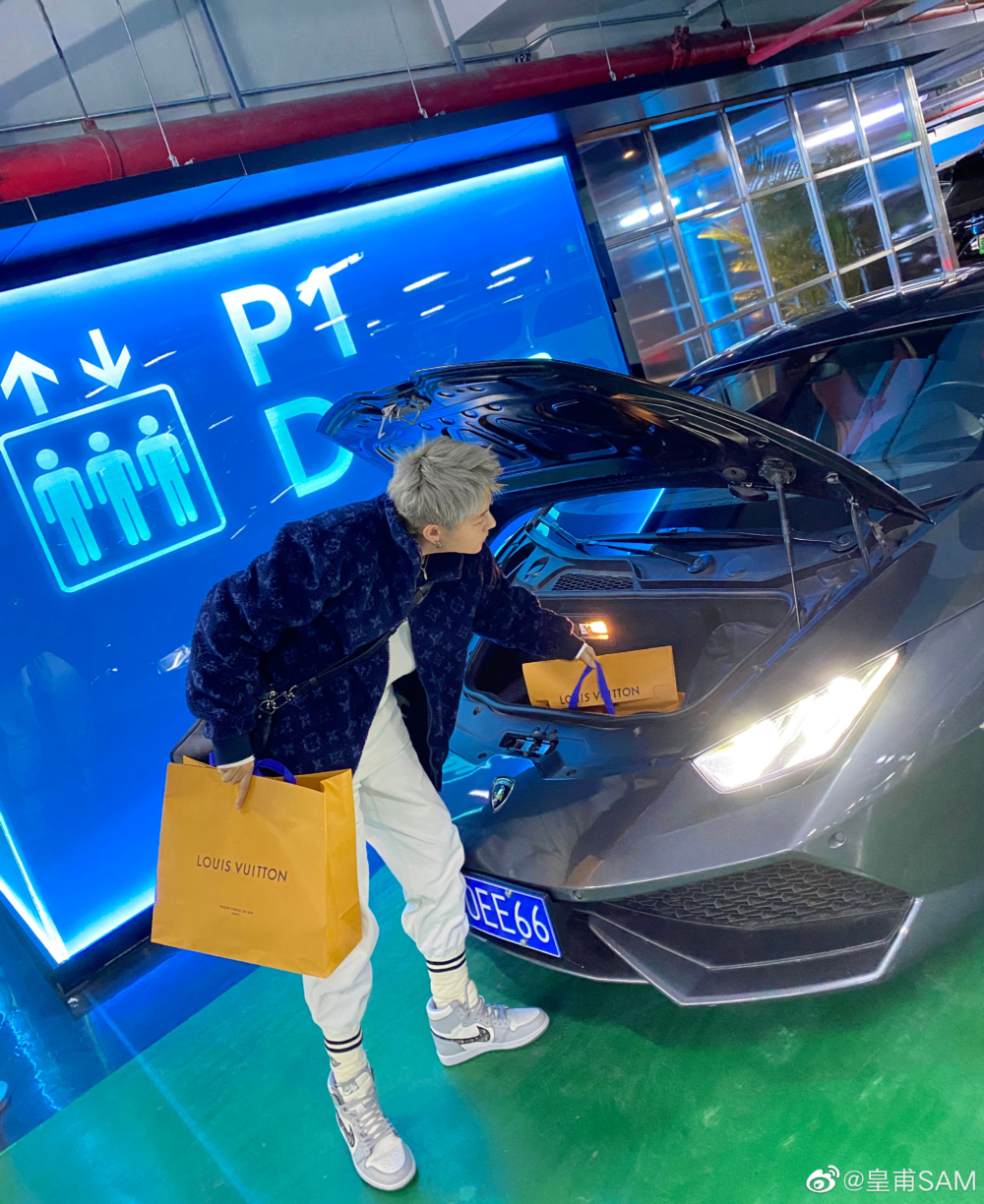 皇甫聖華20幾歲時已經常晒跑車