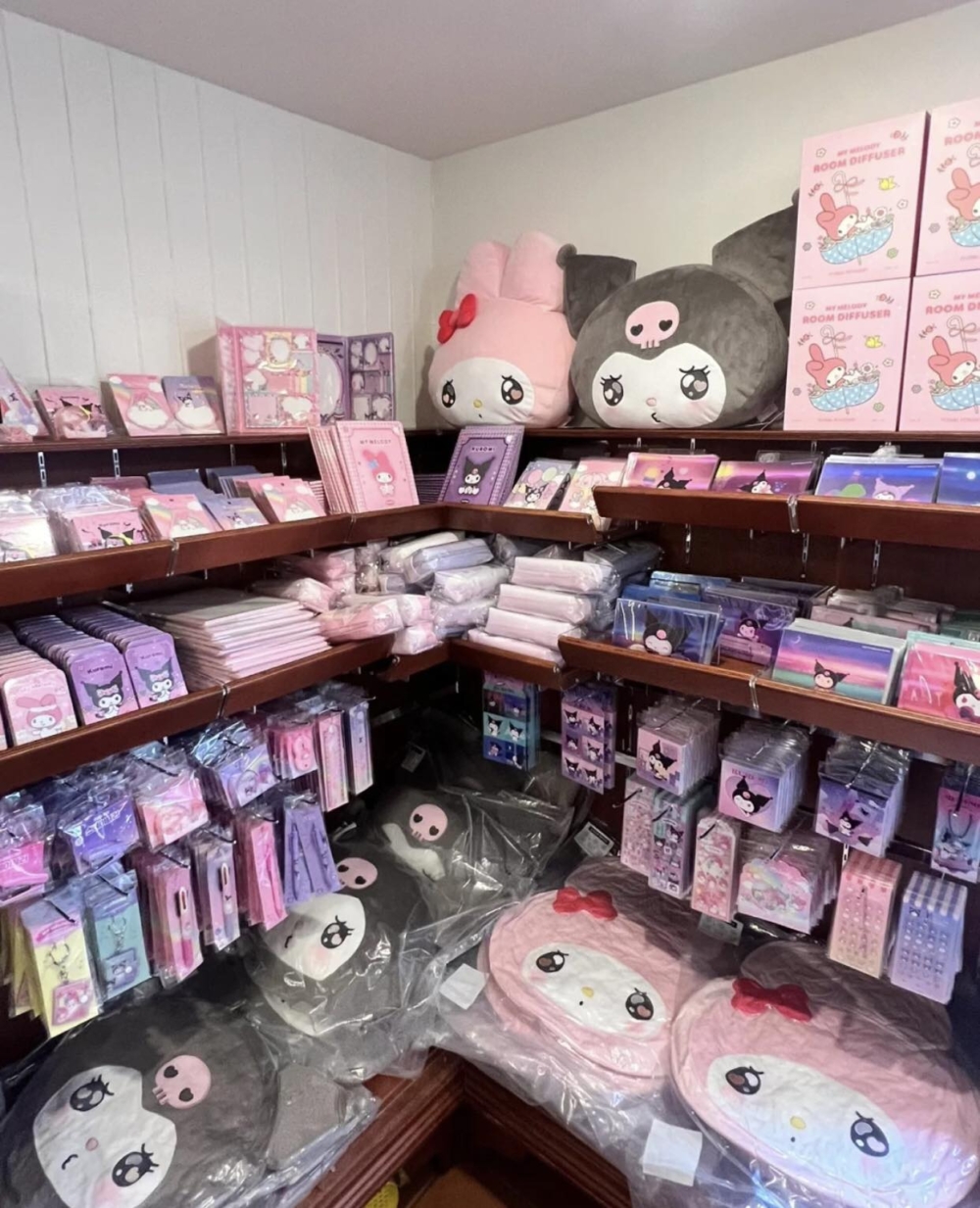 咖啡廳1樓主要售賣Sanrio周邊商品～