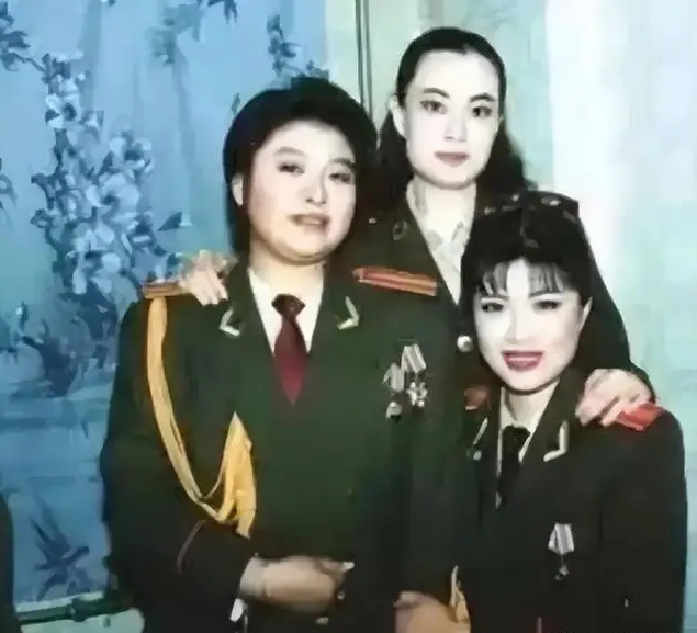 另一張相就睇得出有韓紅五官嘅影子