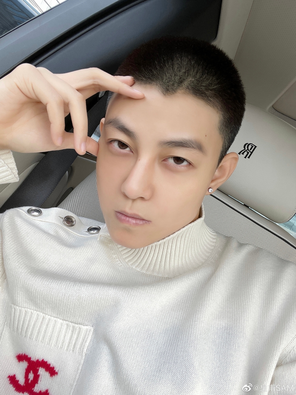 有內地網友認出阿嬌嘅密友應該係內地網紅皇甫聖華