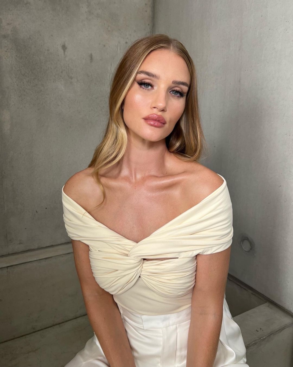 曾經為國際超級名模的Rosie Huntington,即使已為人母仍然保持超正身材!