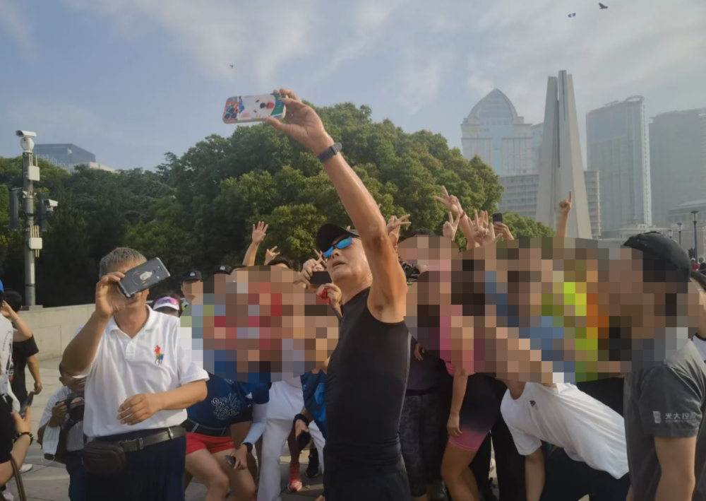 發哥依然親民，跑完仲會揸機自拍影大合照