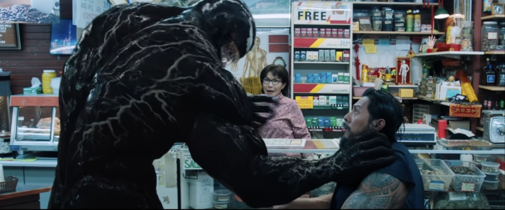 雜貨店老闆陳太太曾目睹毒魔吃人,已經習慣了大場面!