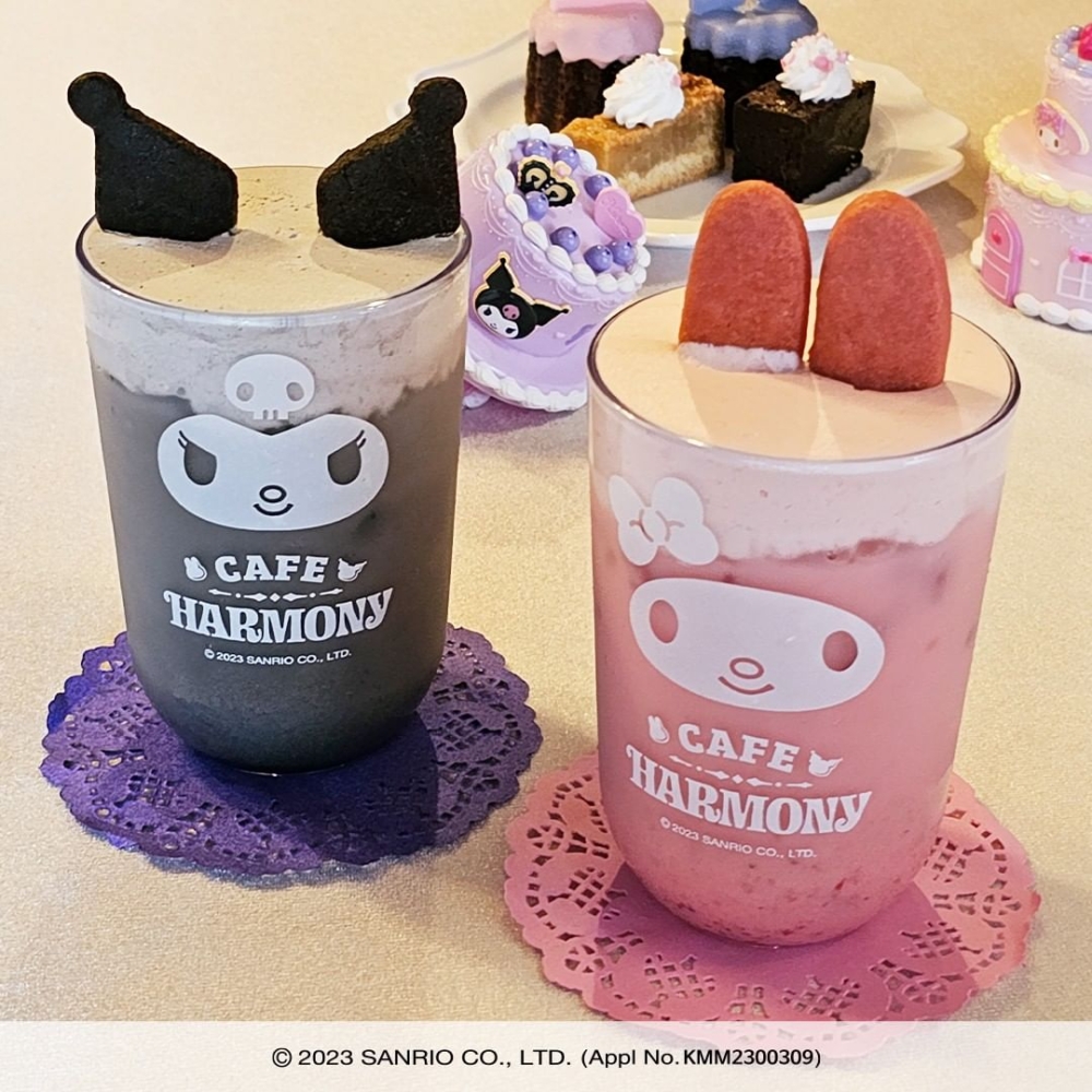 黑芝麻及士多啤梨口味的拿鐵，最大的亮點係各自搭配了Kuromi及MyMelody的耳仔！