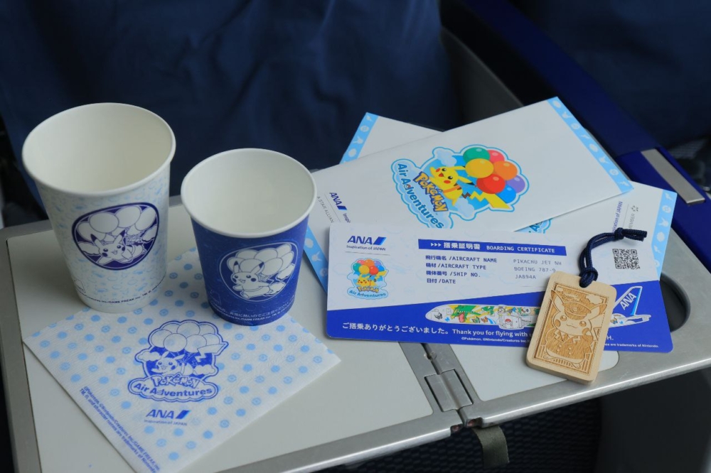 除了紙杯及紙巾，乘客更可獲贈三樣原創設計的登機紀念品！