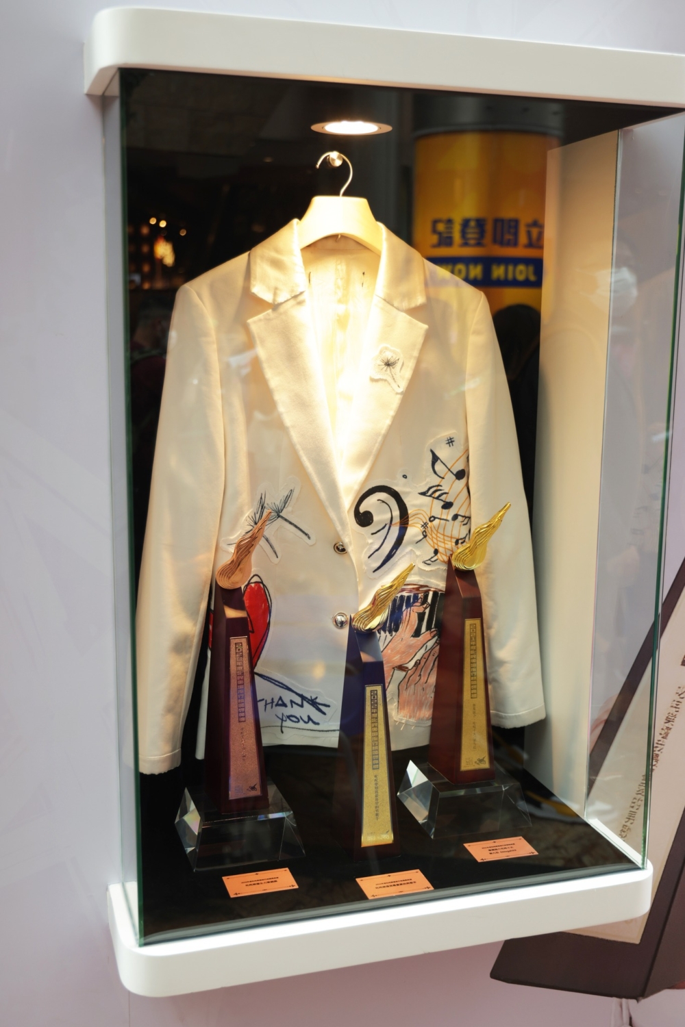 限定店展出教主拍攝MV的服飾及奪得的獎項殊榮～