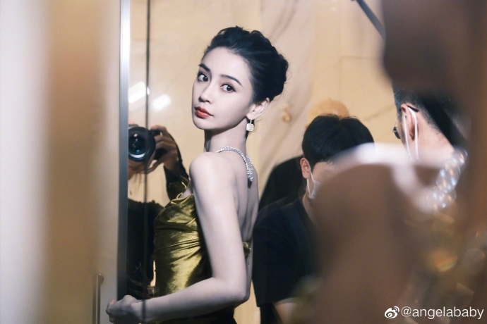 Angelababy嘅微博粉絲數量更超過1億！人氣絕對係一線水平。