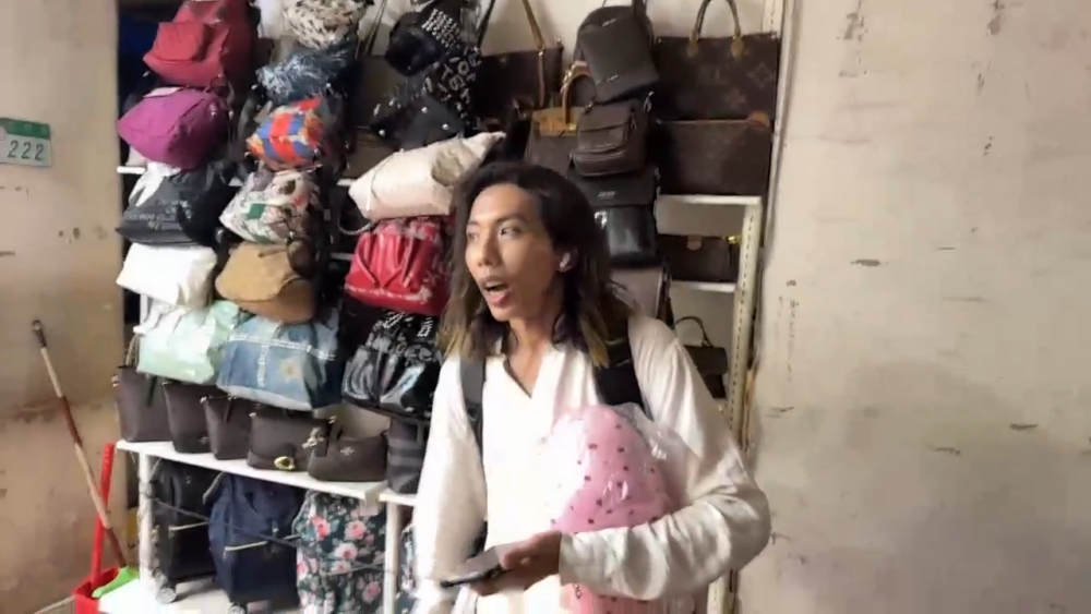 達哥以不純正普通話向兩位台灣女生宣傳個人頻道