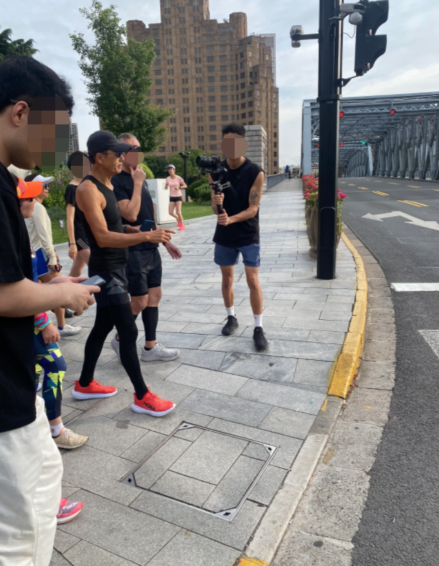 有攝影師跟住跑