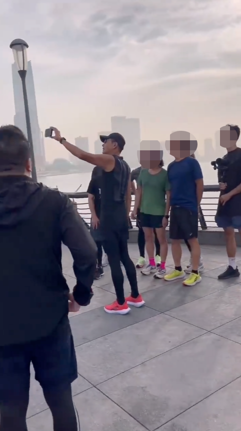 網友大讚發哥比內地藝人親民得多，完全唔似大明星。