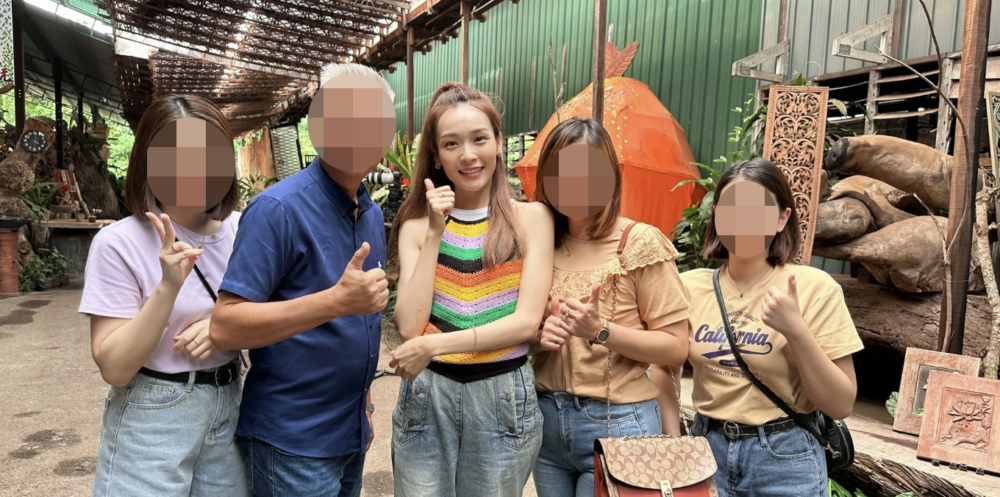 Ali有著上小背心,更親民同當地人合照