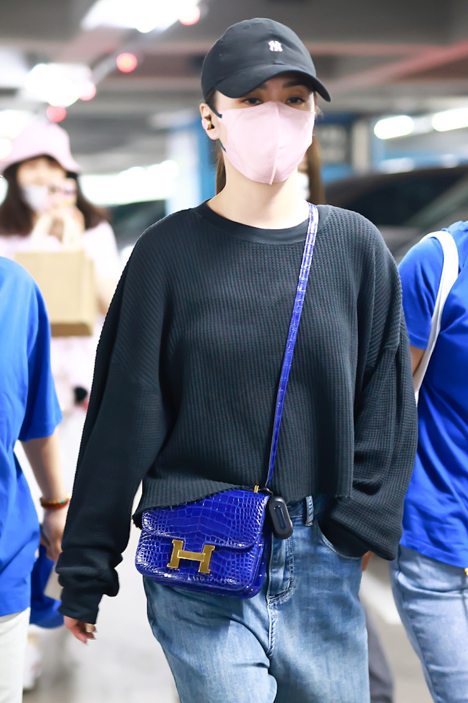 阿嬌日前現身內地機場，孭住一個Hermès Constance鱷魚皮包包