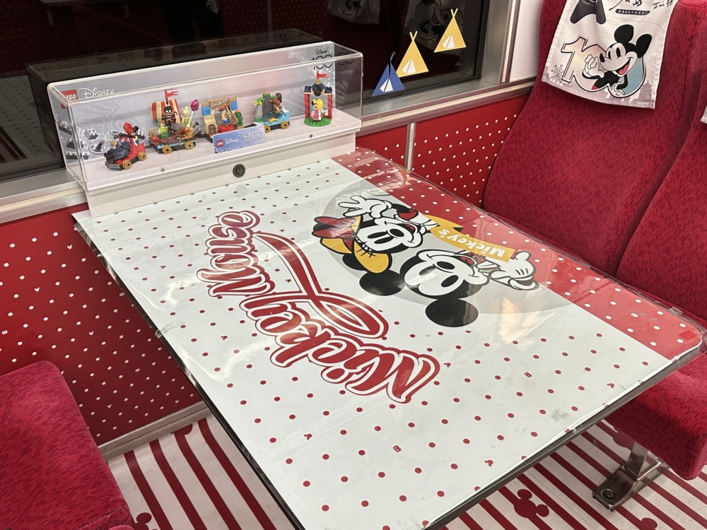 主題列車上展出一系列LEGO® Disney 100周年系列經典限定商品,多位迪士尼角色變身成可愛的積木造型!