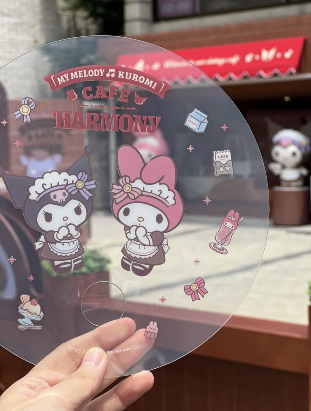 凡在試營業期間惠顧咖啡廳，有機會獲贈扇子及杯墊～