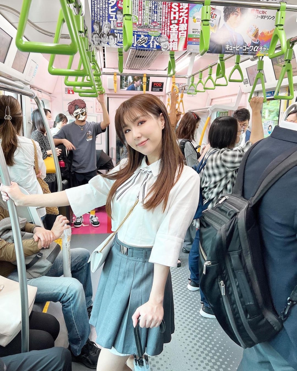 譚嘉儀喺地鐵車廂打卡,但車廂內嘅其他乘客都有入鏡