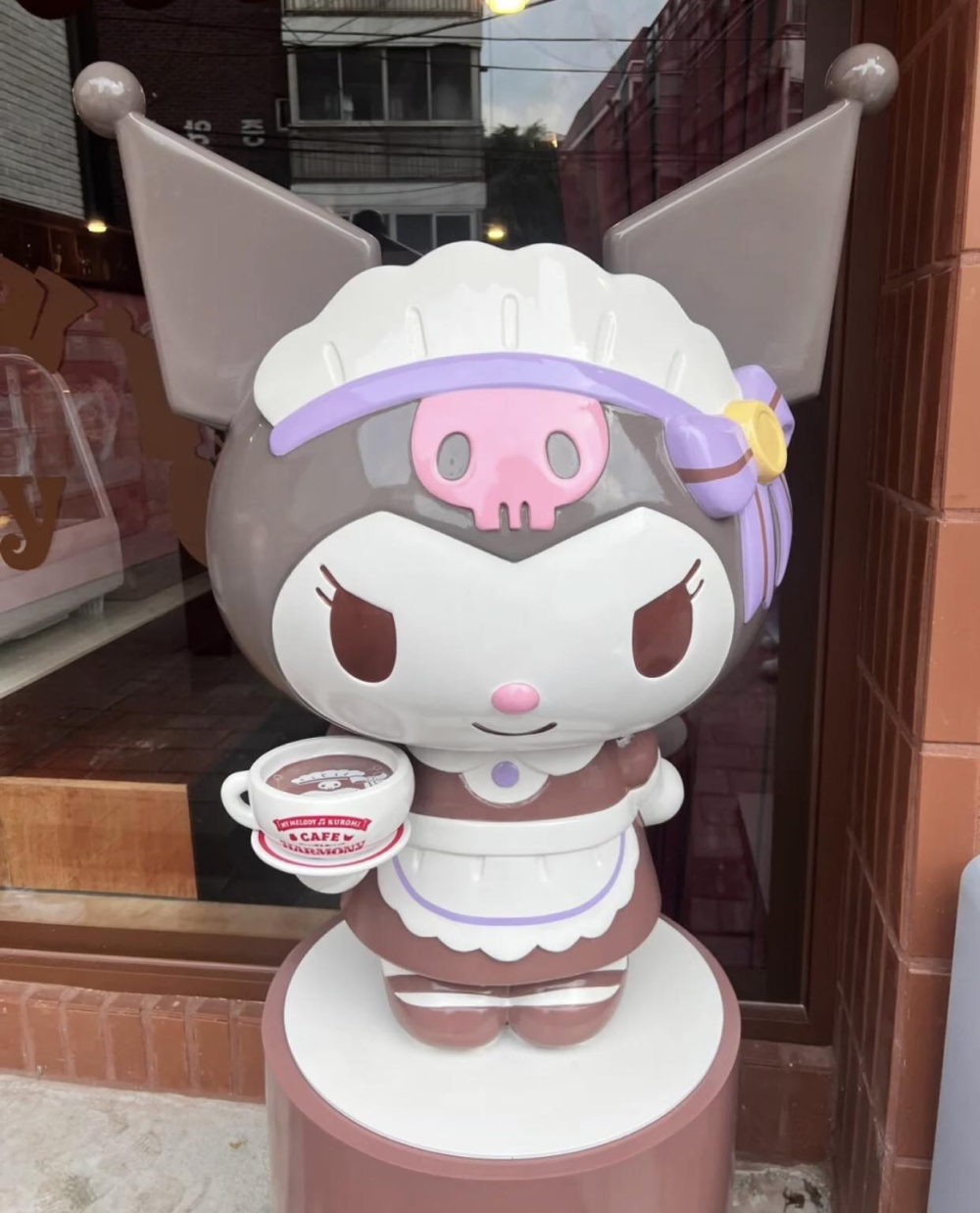變身為女僕的Kuromi在咖啡廳外歡迎大家！