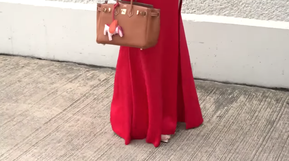 Cecilia拎住啡色Hermès Birkin bag，價值近$8萬。