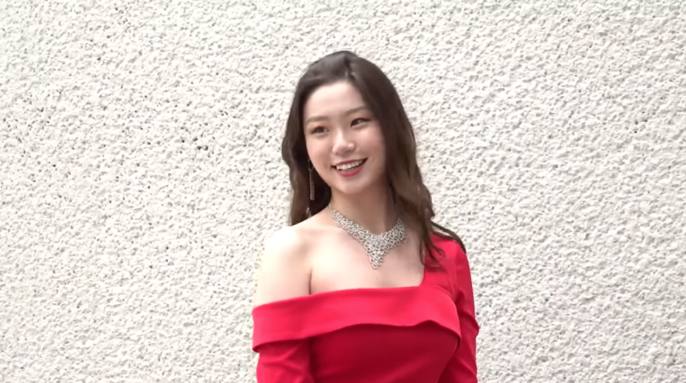 除咗紅裙夠隆重之外，佢又戴上份量勁重嘅首飾，非常閃