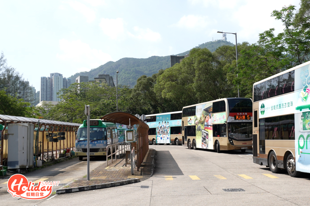 到達車站後,會看到旁邊有個黃黑相間的閘口。