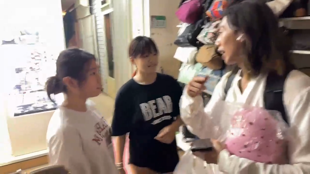 達哥喺直播期間就有行入一間店並同兩位台灣女生傾偈