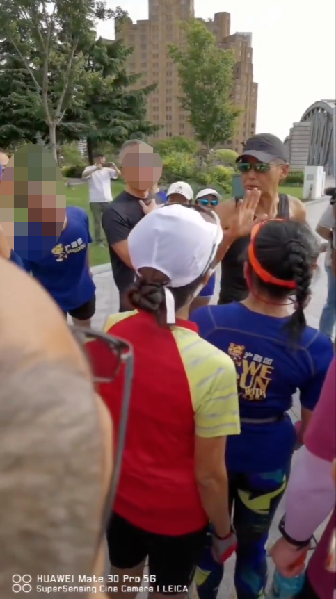 喺出發跑步之前，發哥又同市民講大家要慢慢跑，唔好講嘢，跑步時注意自己嘅呼吸。