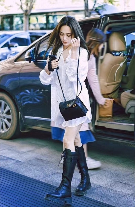 阿嬌亦有Hermès於2019年秋冬推出嘅Kelly Danse黑色鱷魚皮，炒價高達$60萬！