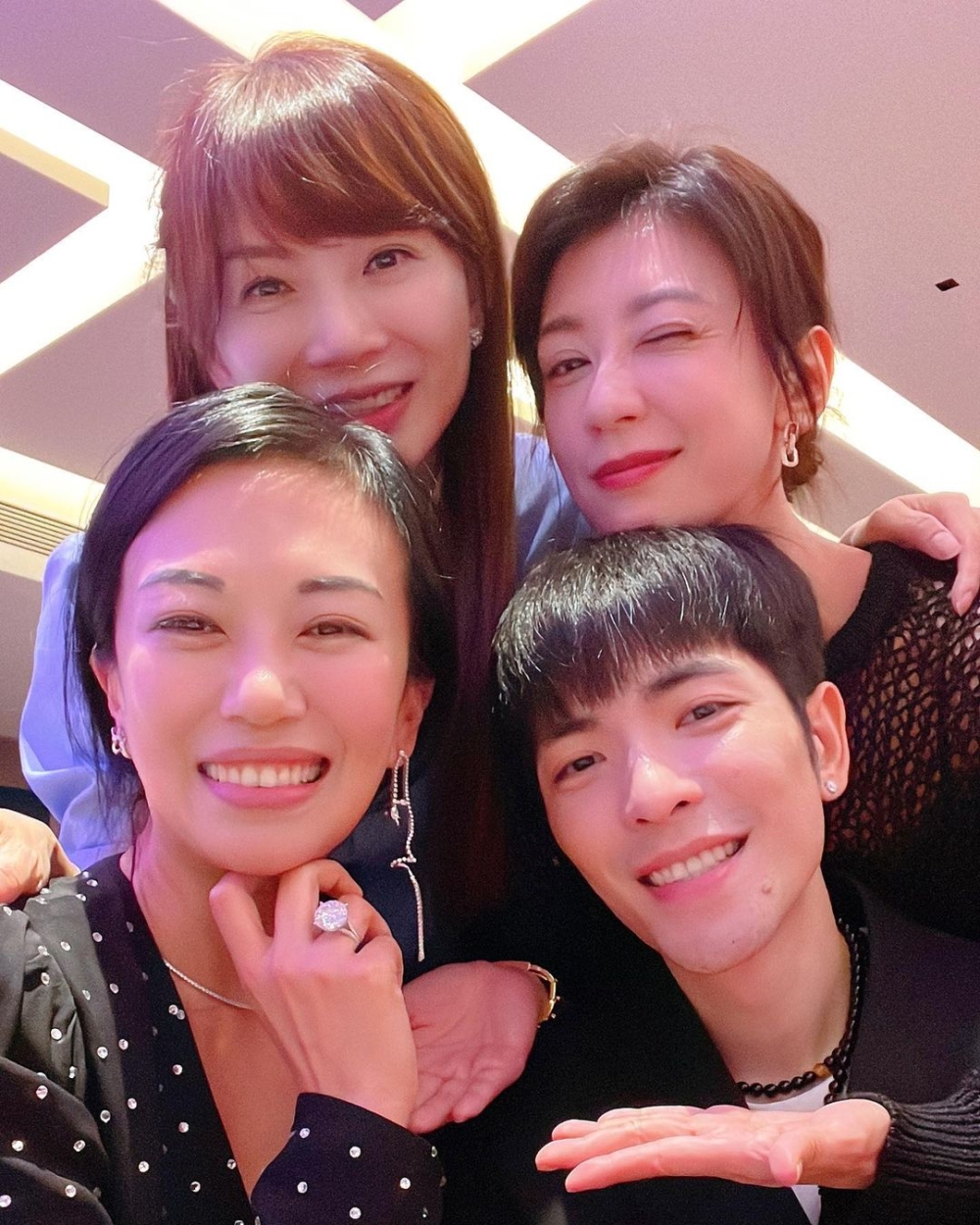 Summer手上嘅求婚戒指都十分搶鏡，有指巨鑽有成13卡，價值1億新台幣（約$2,500萬港元）