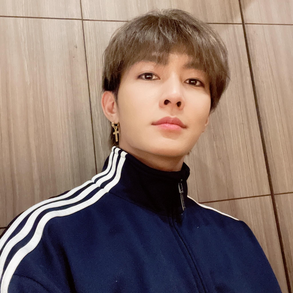 耀樂公開前任真身嘅千字文中有提到炎亞綸被指「一腳搭三船」時佢選擇保護炎亞綸