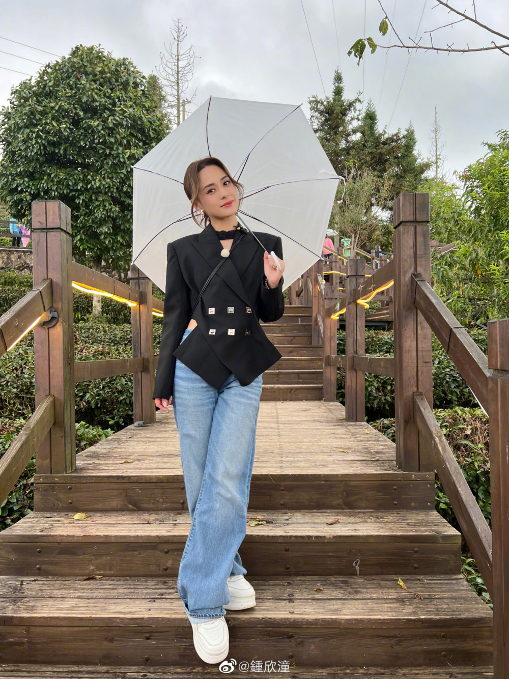 最近有內地狗仔隊就喺微博爆料，阿嬌同一班朋友聚會