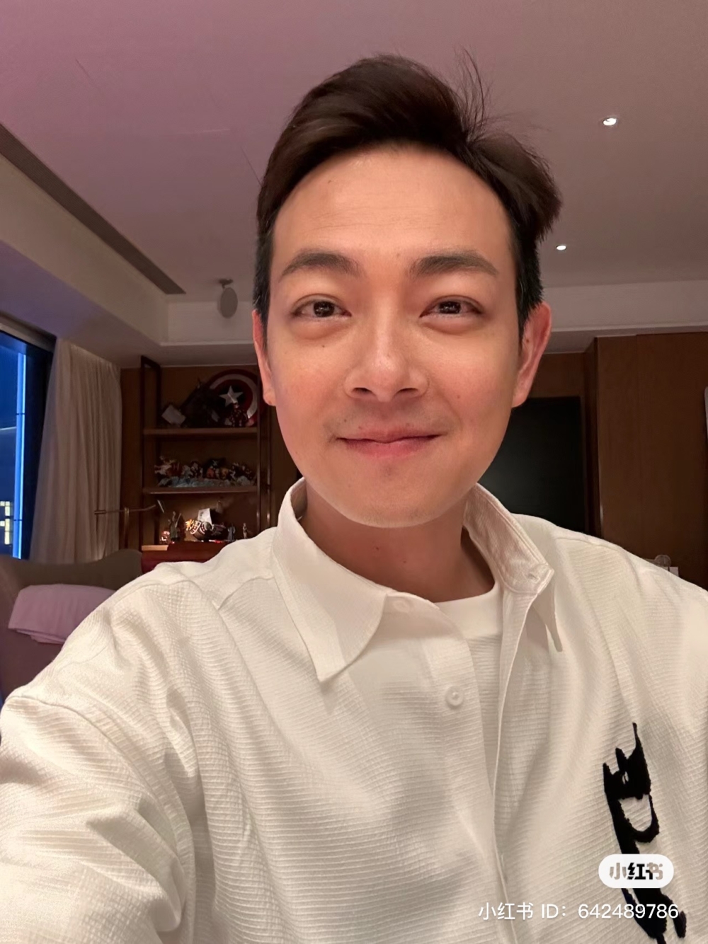 近日梁競徽喺小紅書晒出多張自拍,並留言:「工作完了,回家休息啦」