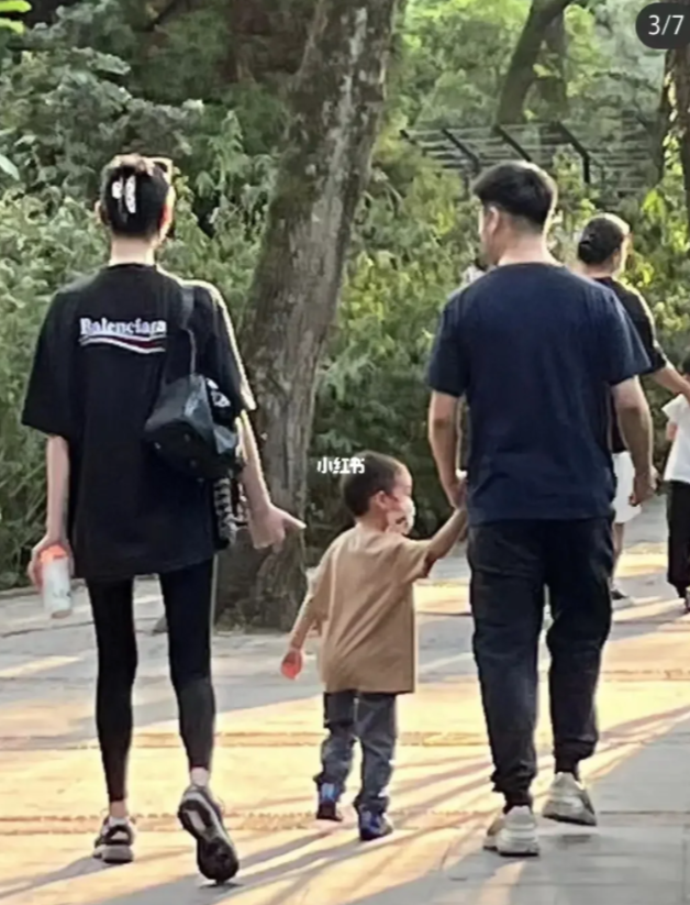有唔少網民曾喺街頭偶遇佢哋一家人