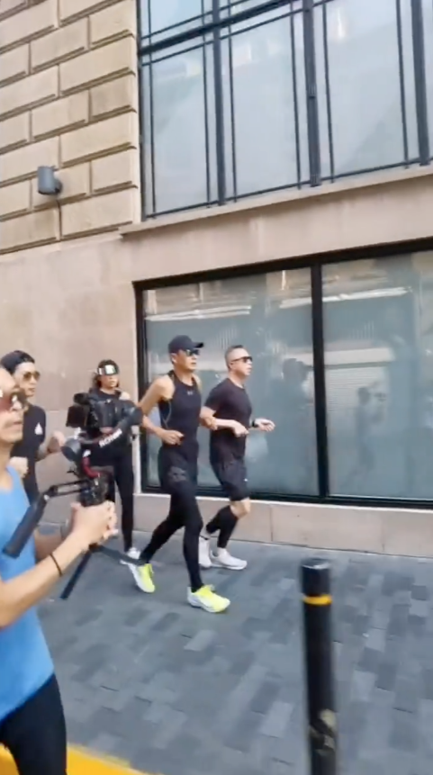 發哥大多數都喺外灘跑步，佢身後有大批市民跟住一齊跑