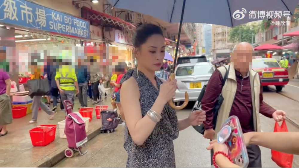 有工作人員遞咗一袋蕃茄畀阿嬌，阿嬌即笑言：「今晚吃西紅柿炒雞蛋。」