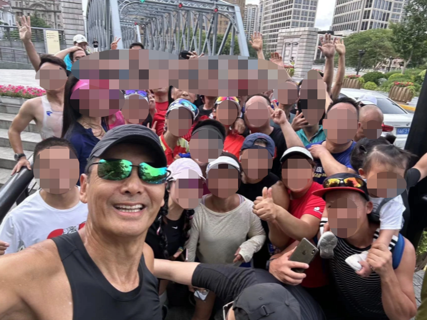 人數有約20～30人，更有人帶埋小朋友。