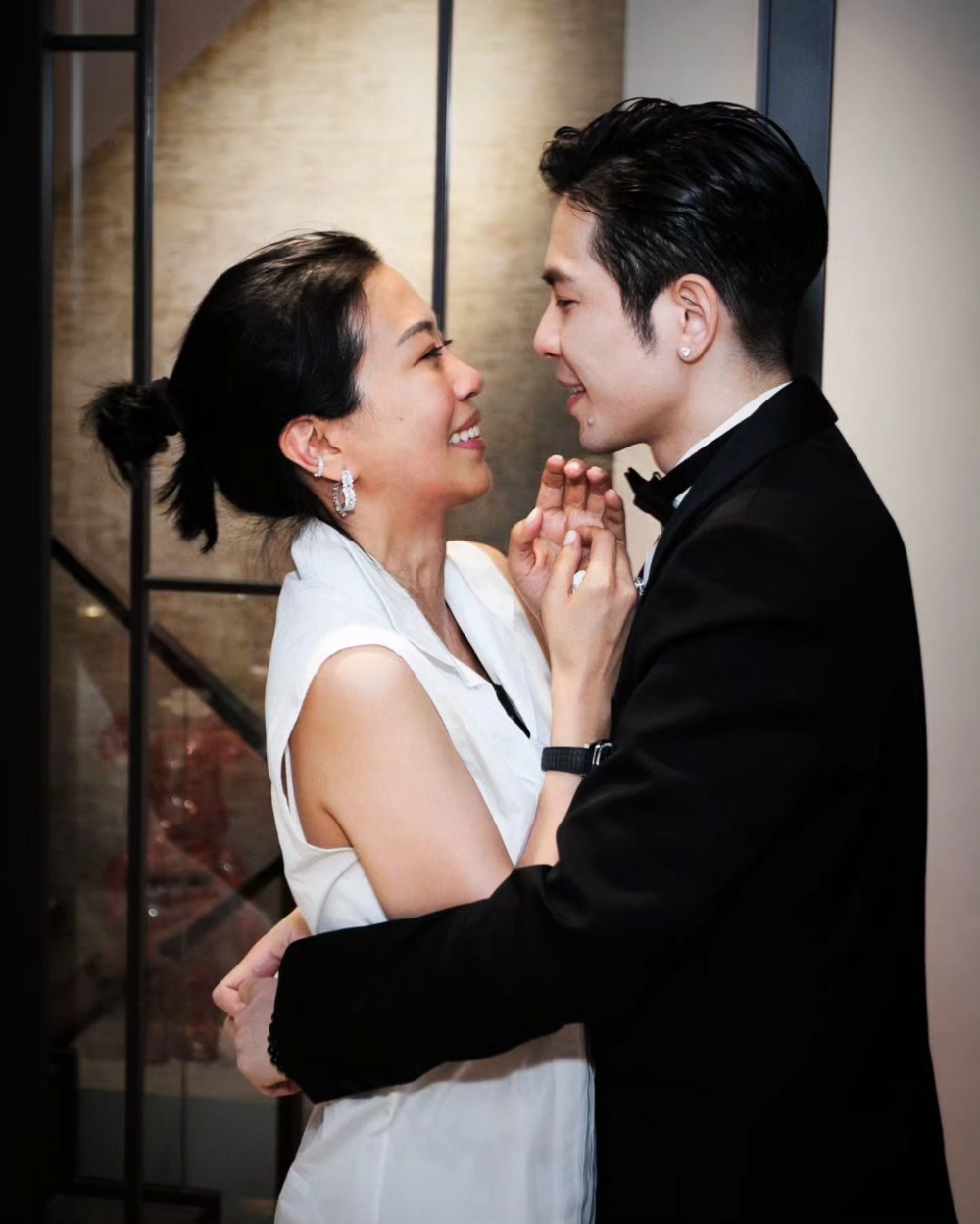 蕭敬騰喺社交平台發文，宣佈已向秘戀16年嘅經紀人林有慧（Summer）求婚成功