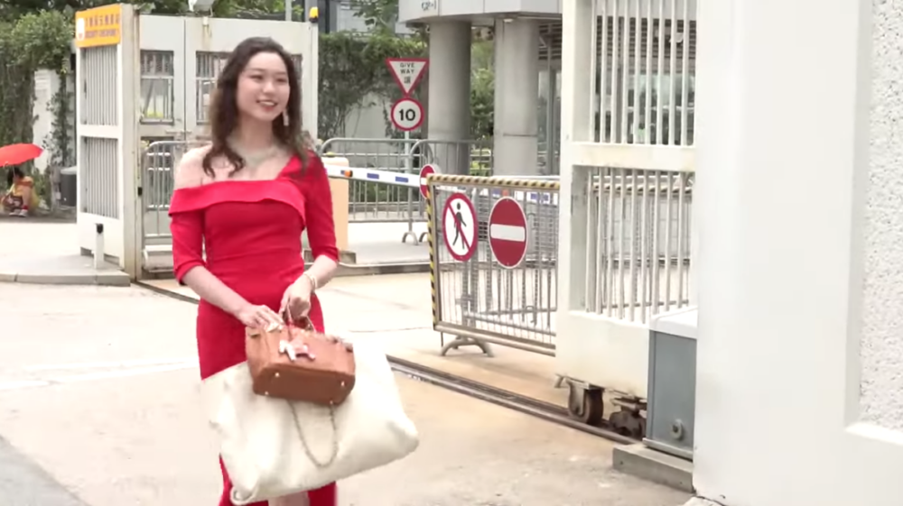 佢喺第一輪面試時以一條火紅長裙現身，被指似《一舞傾城》嘅媽媽生