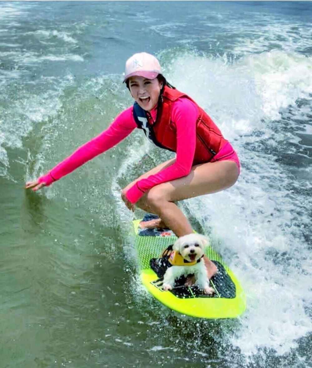 Wakesurfing(無繩滑水) 要雙手握著連接快艇嘅繩，利用快艇作起水動力，用繩扯起身體，當喺水面企穩後就可以放開繩，利用船尾浪順水推滑水板