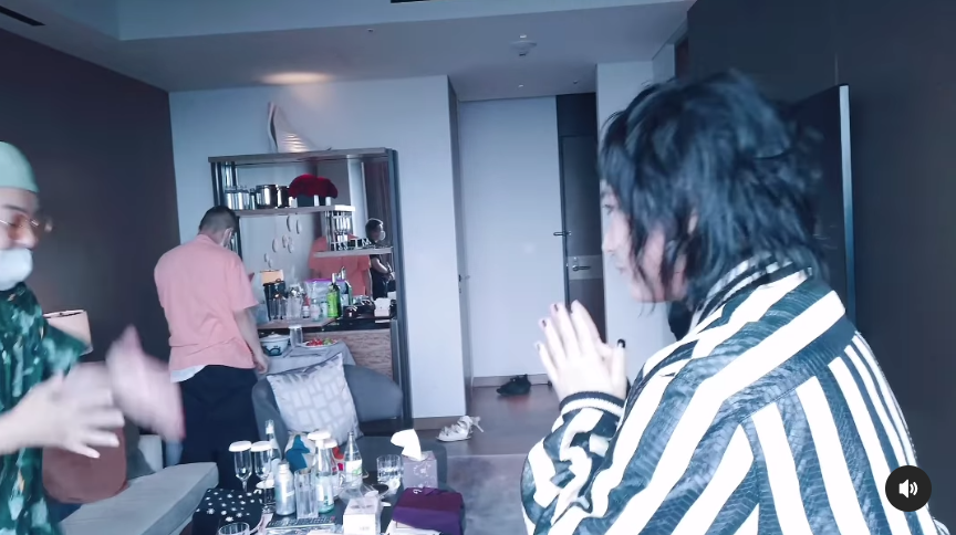 首先喺影片中超儀向工作人員多次雙手合十表示感謝