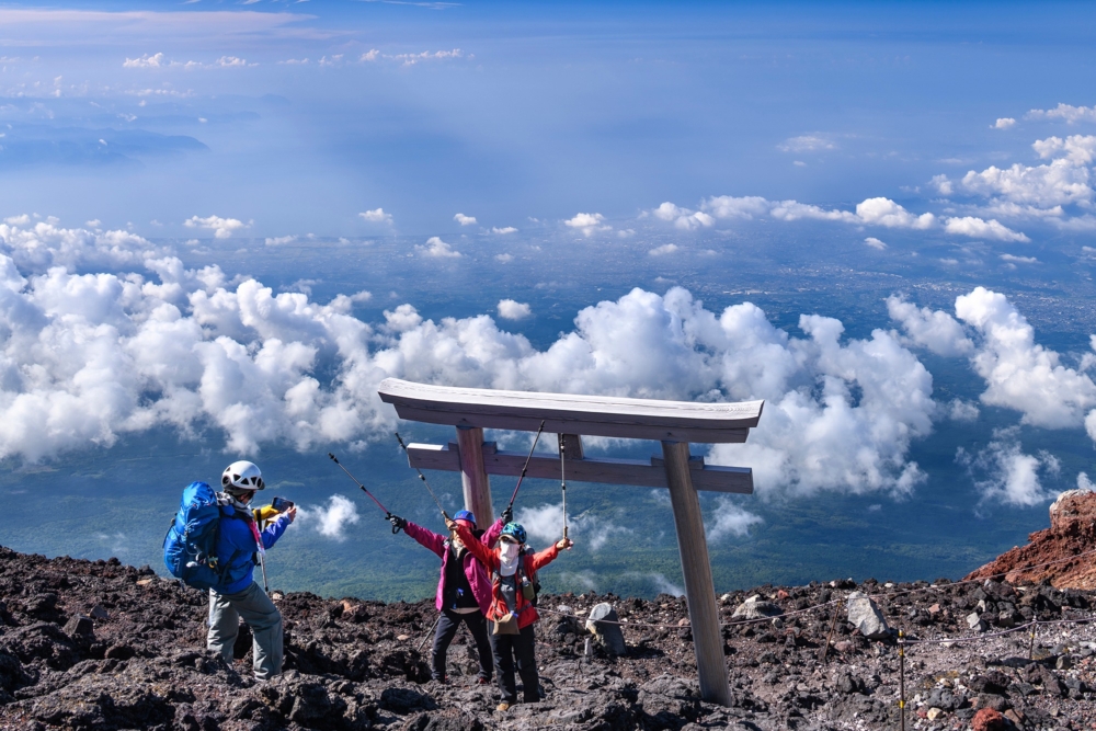 富士山每年於夏季7月至9月開放登山！