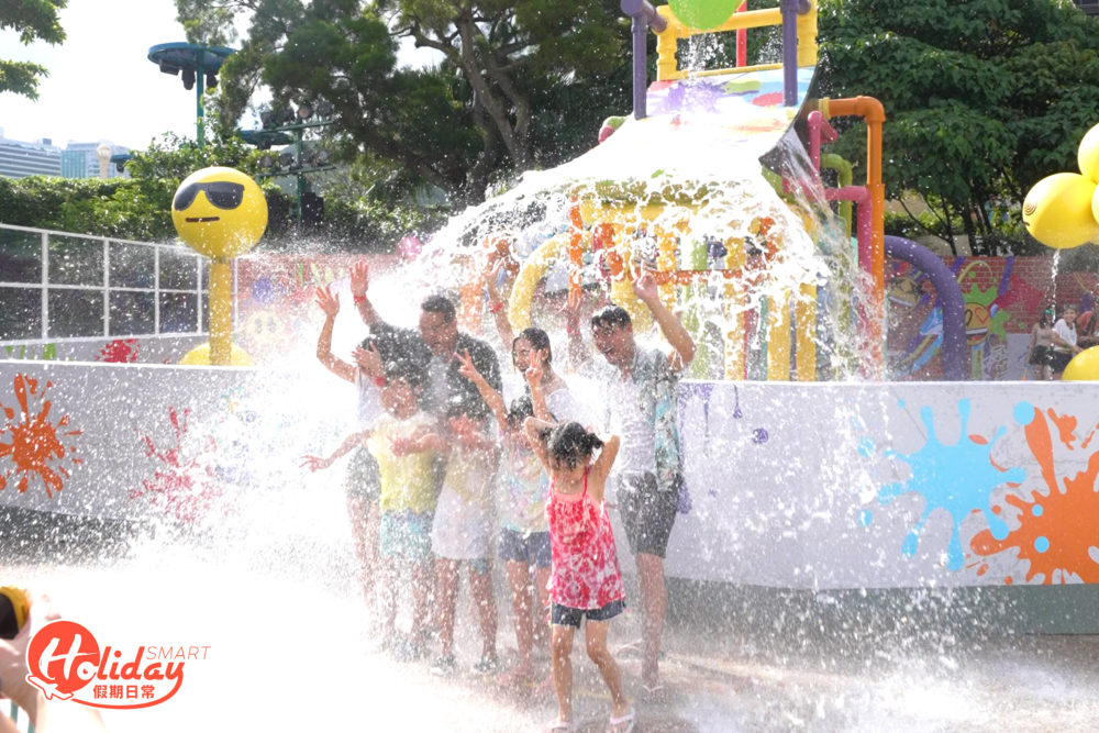 巨型水桶裝置注滿後會傾盆而下。